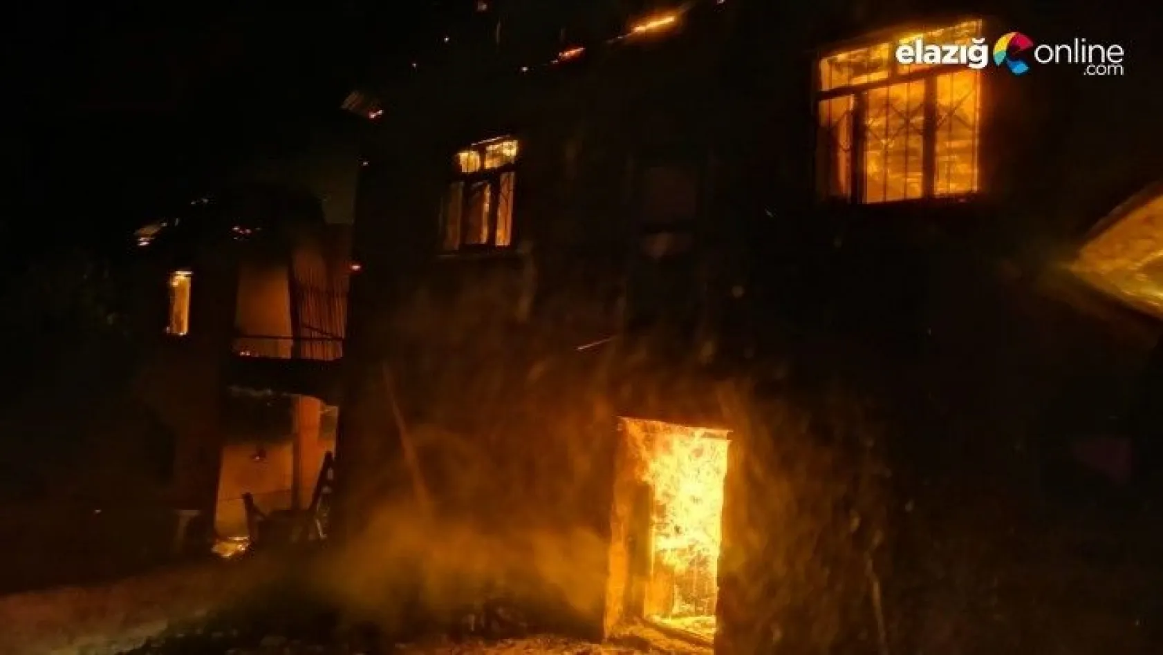Tunceli'de yangın, 4 ev kullanılamaz hale geldi
