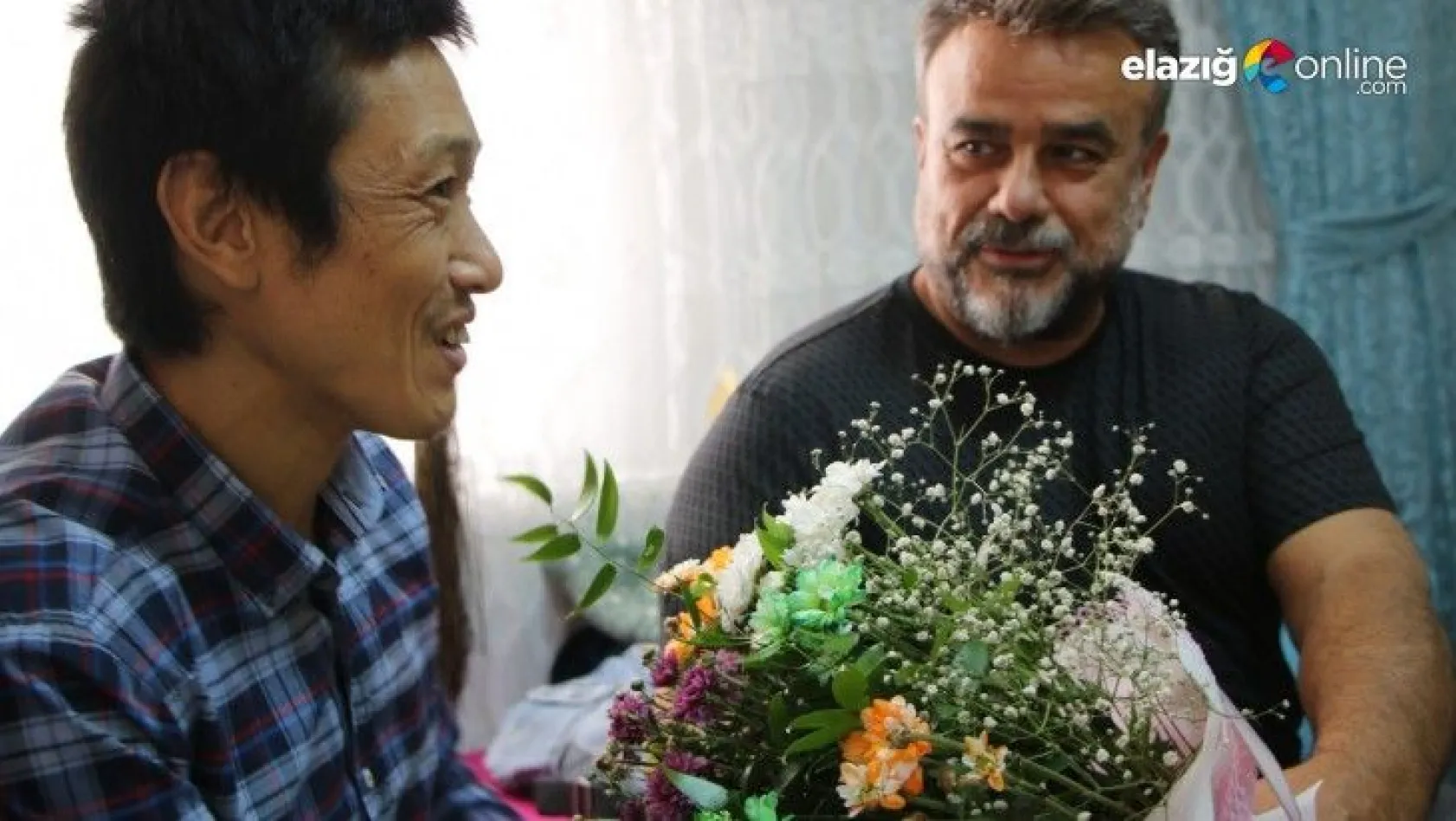 Bülent Serttaş, Elazığlı ailenin evinde misafir edilen Japon Turisti ziyaret etti