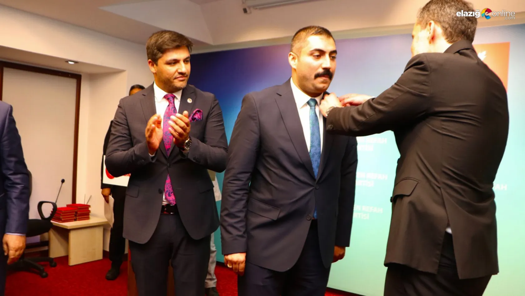 Vefa-Der Kurucu Genel Başkanı Kartakgül'ün rozetini Dr. Erbakan taktı