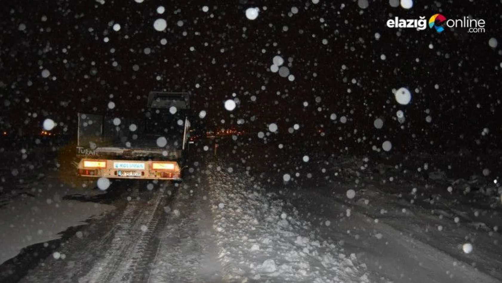 Yaşanan kar ve tipi nedeniyle Elazığ-Diyarbakır yolu trafiğe kapatıldı
