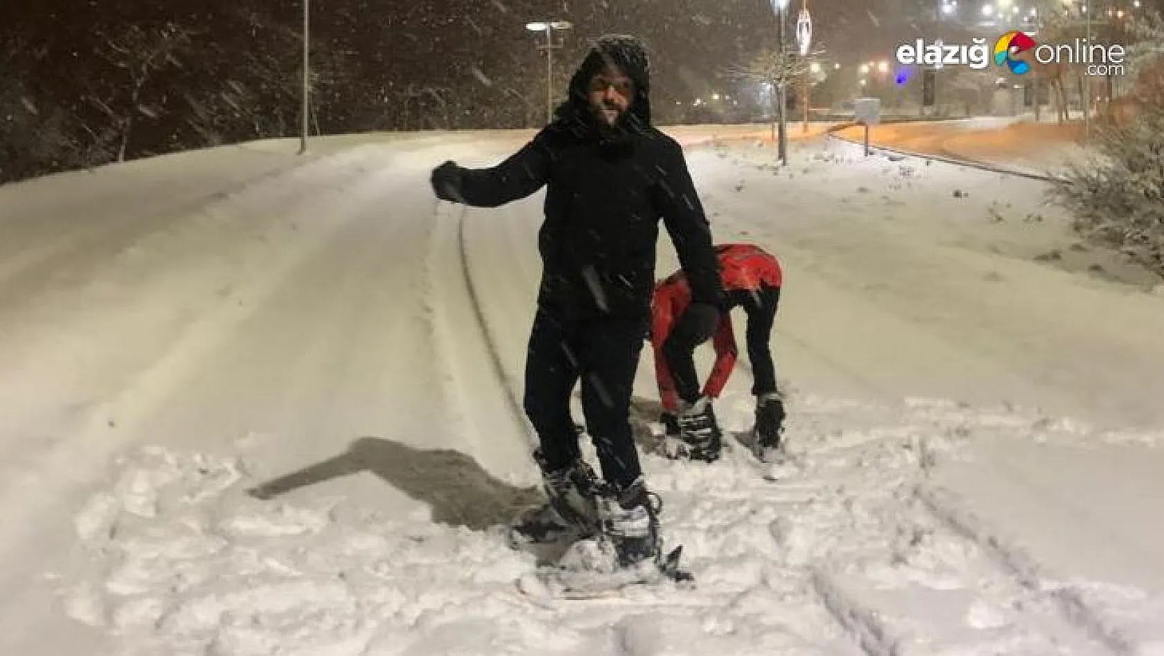 3 kafadar Elazığ sokaklarını kayakla gezdi
