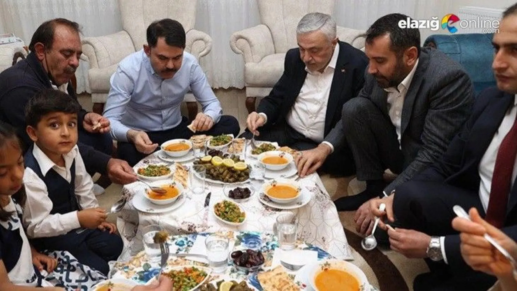 Bakan Murat Kurum, depremzede aileyle iftar yaptı