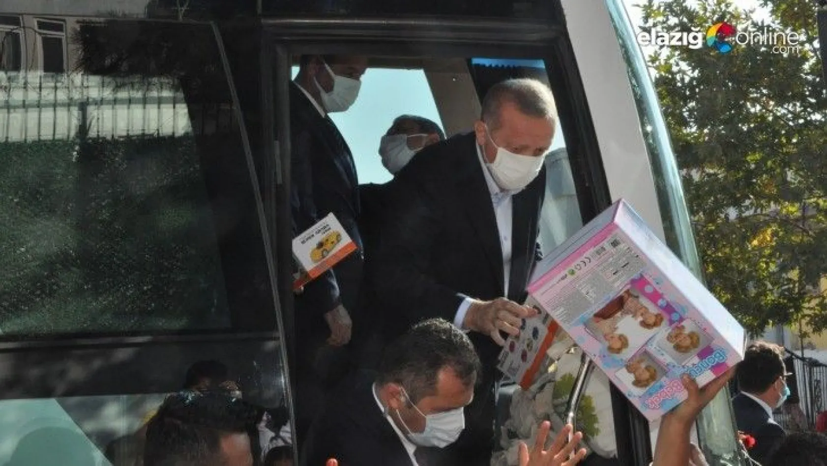 Cumhurbaşkanı Erdoğan Şırnak'ta çocuklara hediye dağıttı