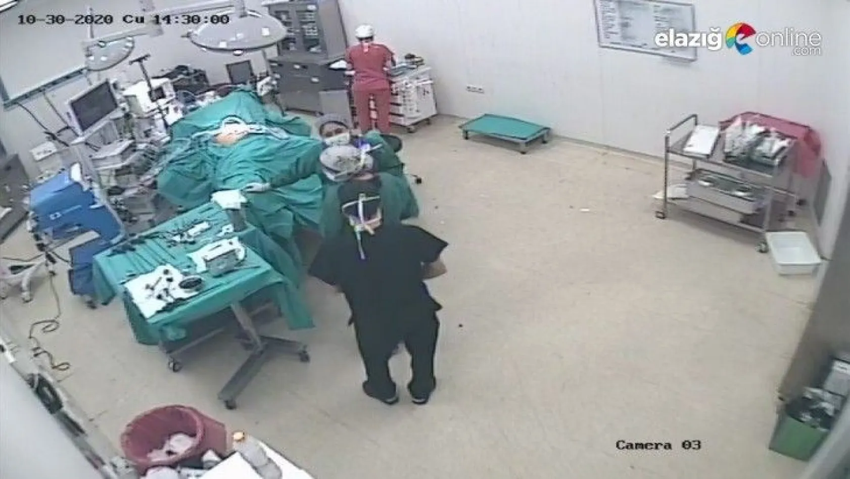 Deprem anında ameliyat yapan doktor, hastasını bırakmadı