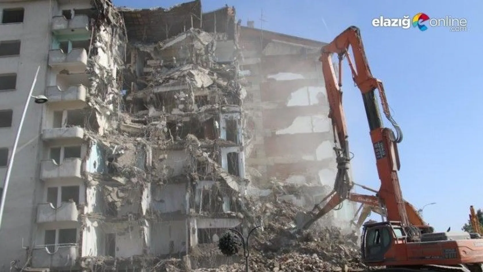 Deprem bölgesi Elazığ'da binalar böyle yıkıldı