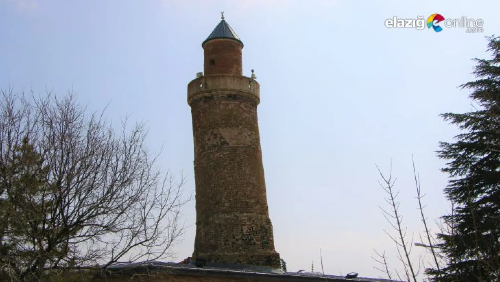 Eğri Minareli Cami turistlerin gözdesi olmaya devam ediyor