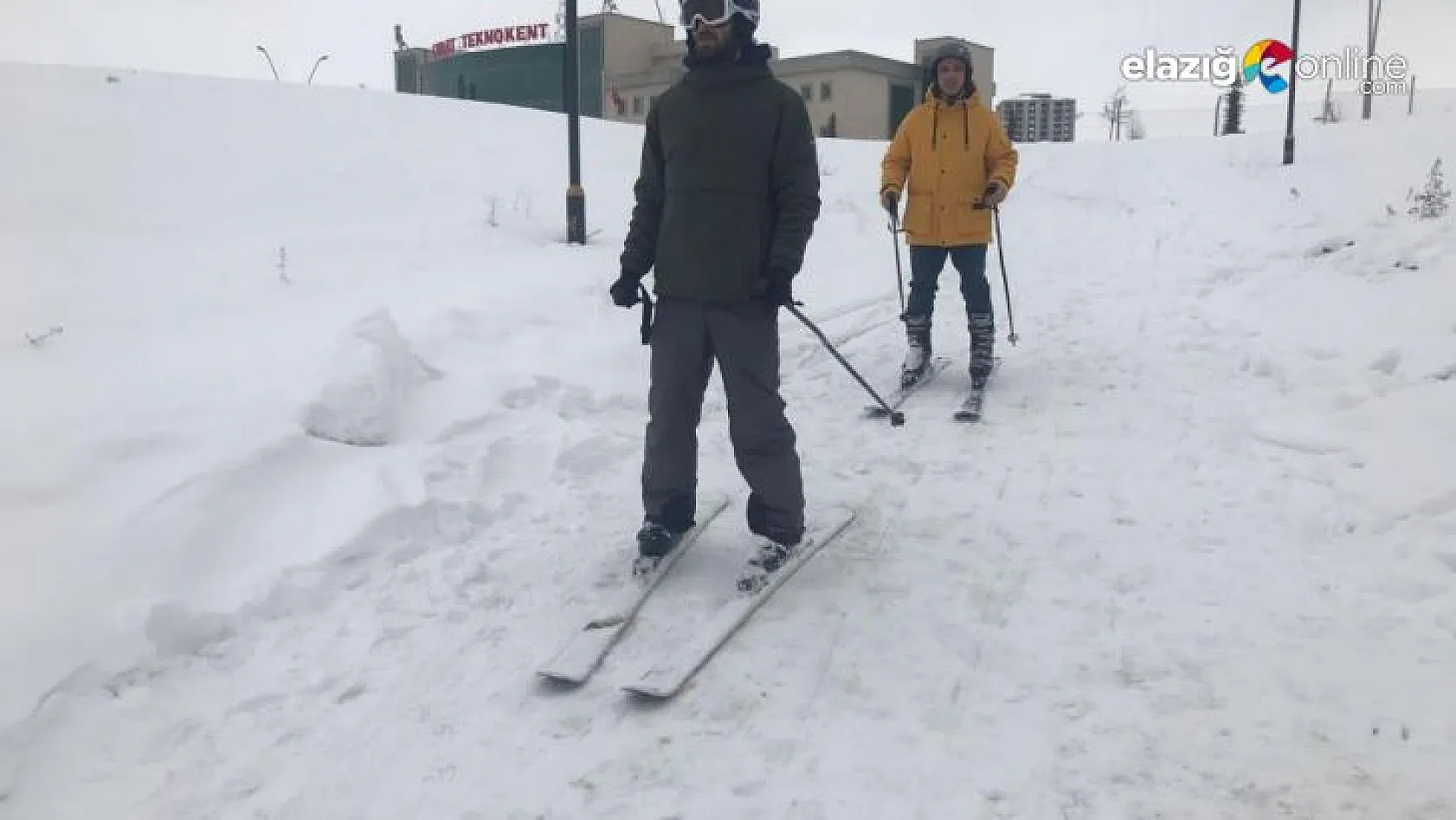Elazığ'da drone pisti kar yağınca kayak pisti oldu