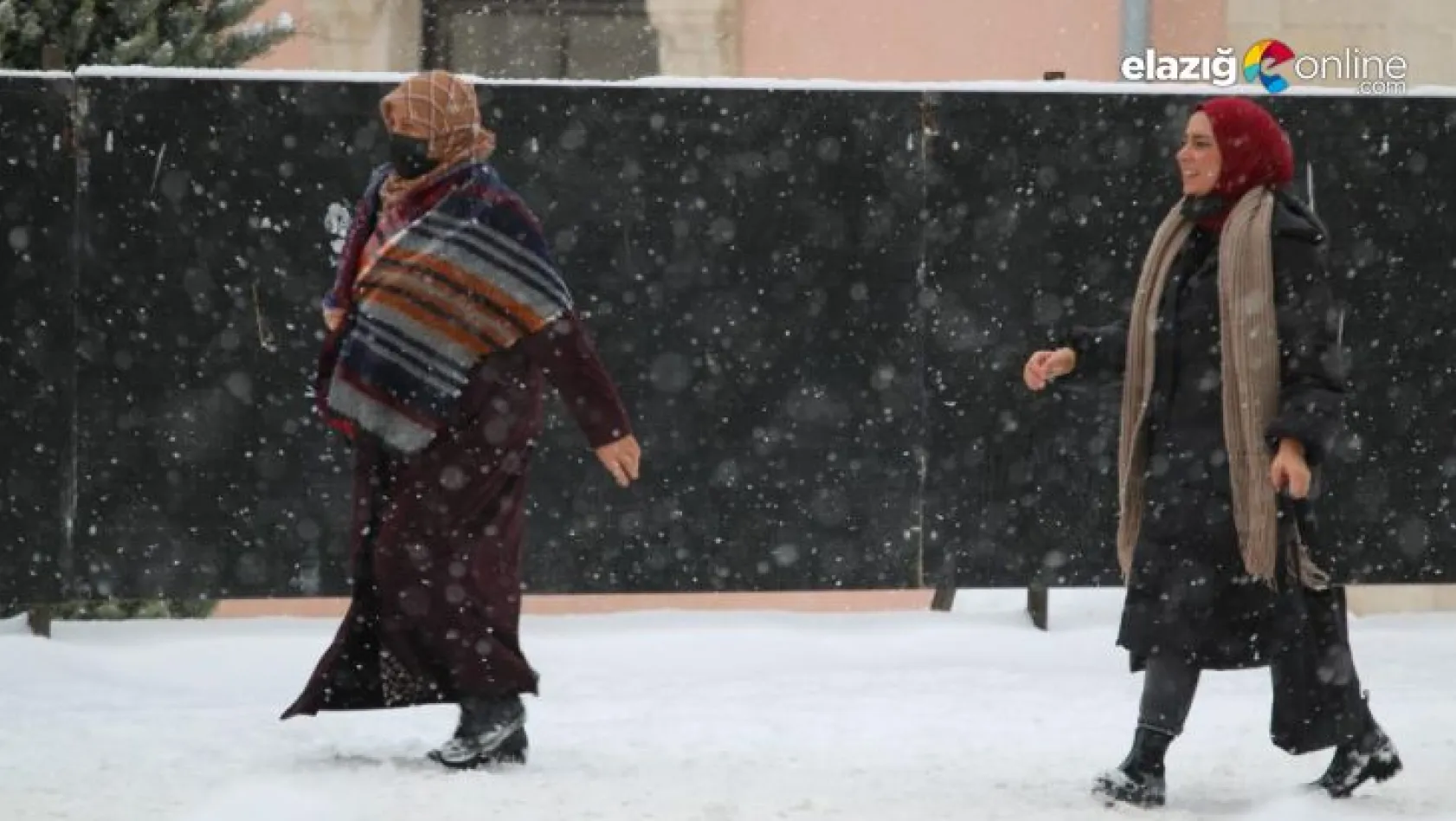 Elazığ'da etkisini gösteren kar yağışı sevinçle karşılandı