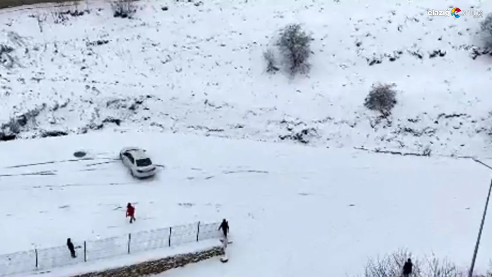 Elazığ'da kar yağışı nedeniyle buz tutan yollar sürücüler için çileye dönüştü