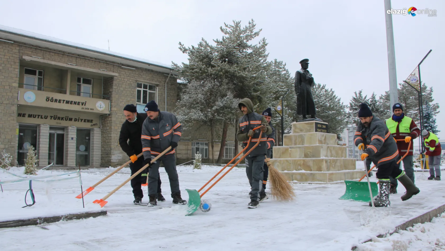 Elazığ'da kar yağışı sonrası Elazığ Belediyesi, tüm birimleri ile harekete geçti