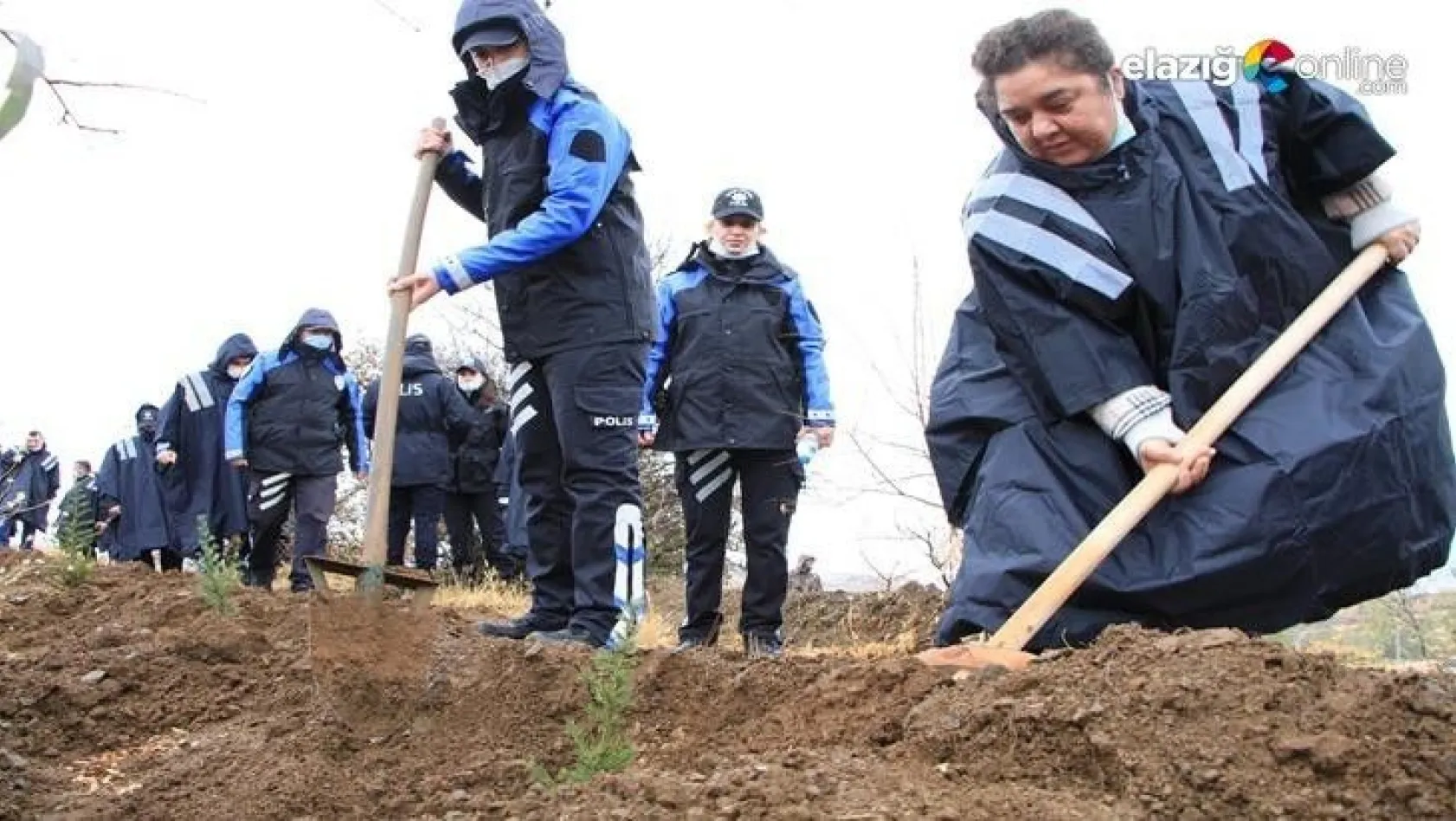 Elazığ polisi, depremlerde hayatını kaybedenleri unutmadı