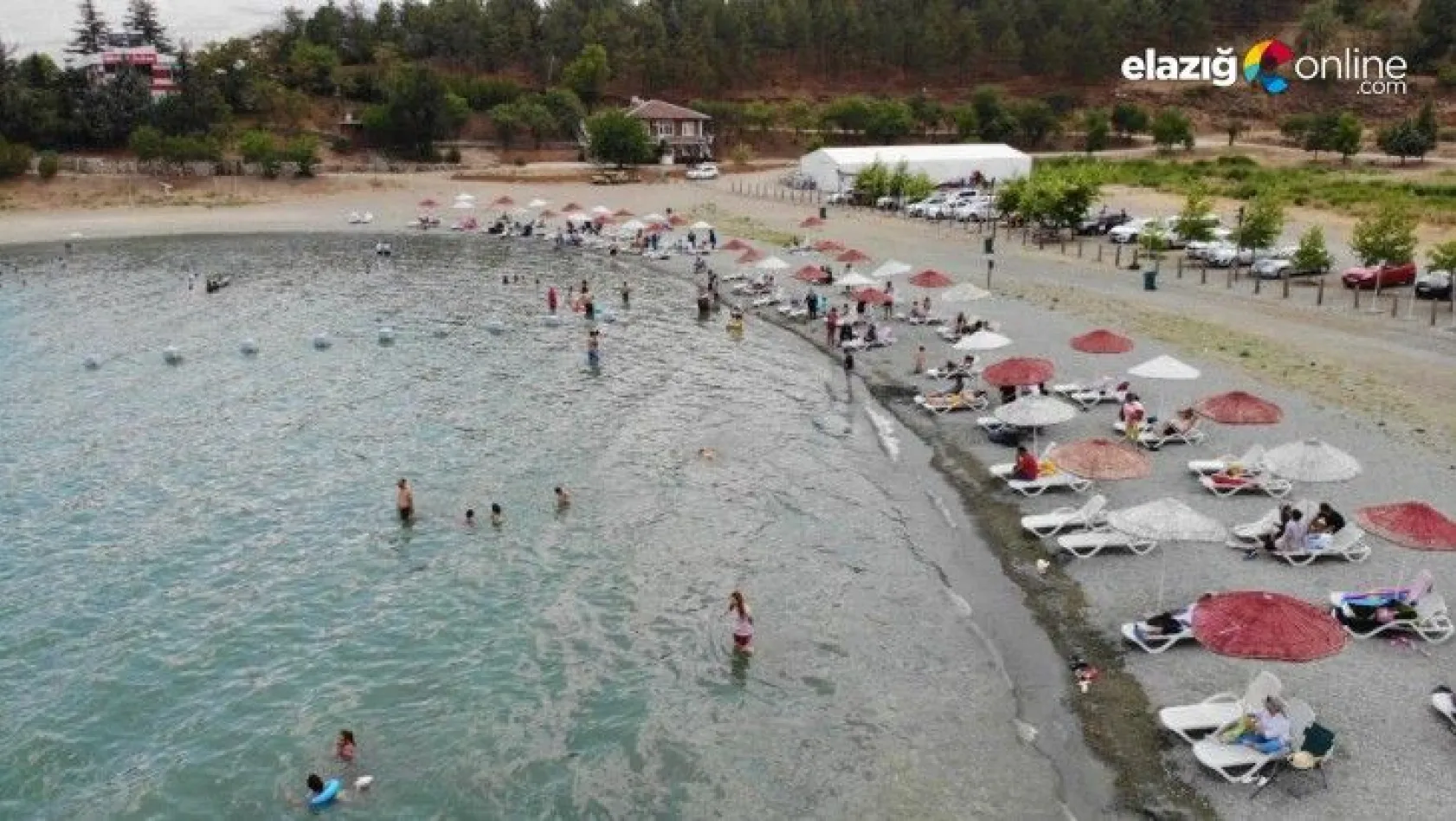 Hazar Gölü'nün kıyıları bayramı fırsat bilen tatilcilerin akınına uğradı