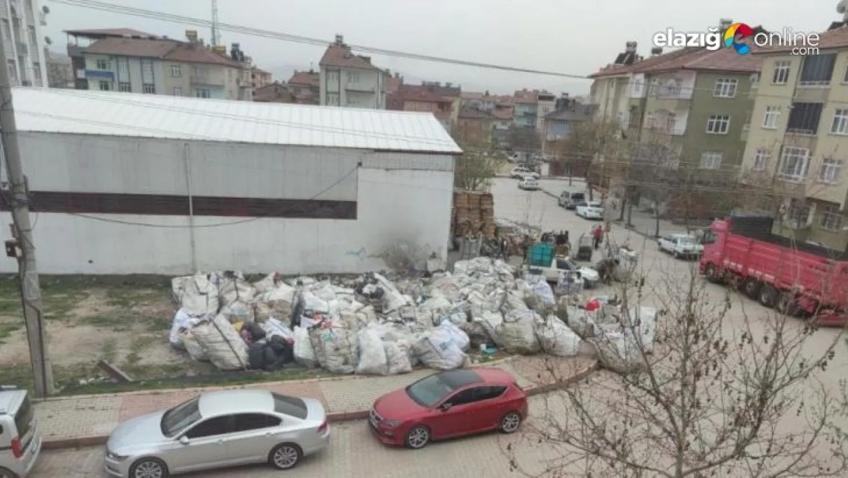 Kağıt toplayıcıları mahalleyi atık toplama merkezine çevirdi