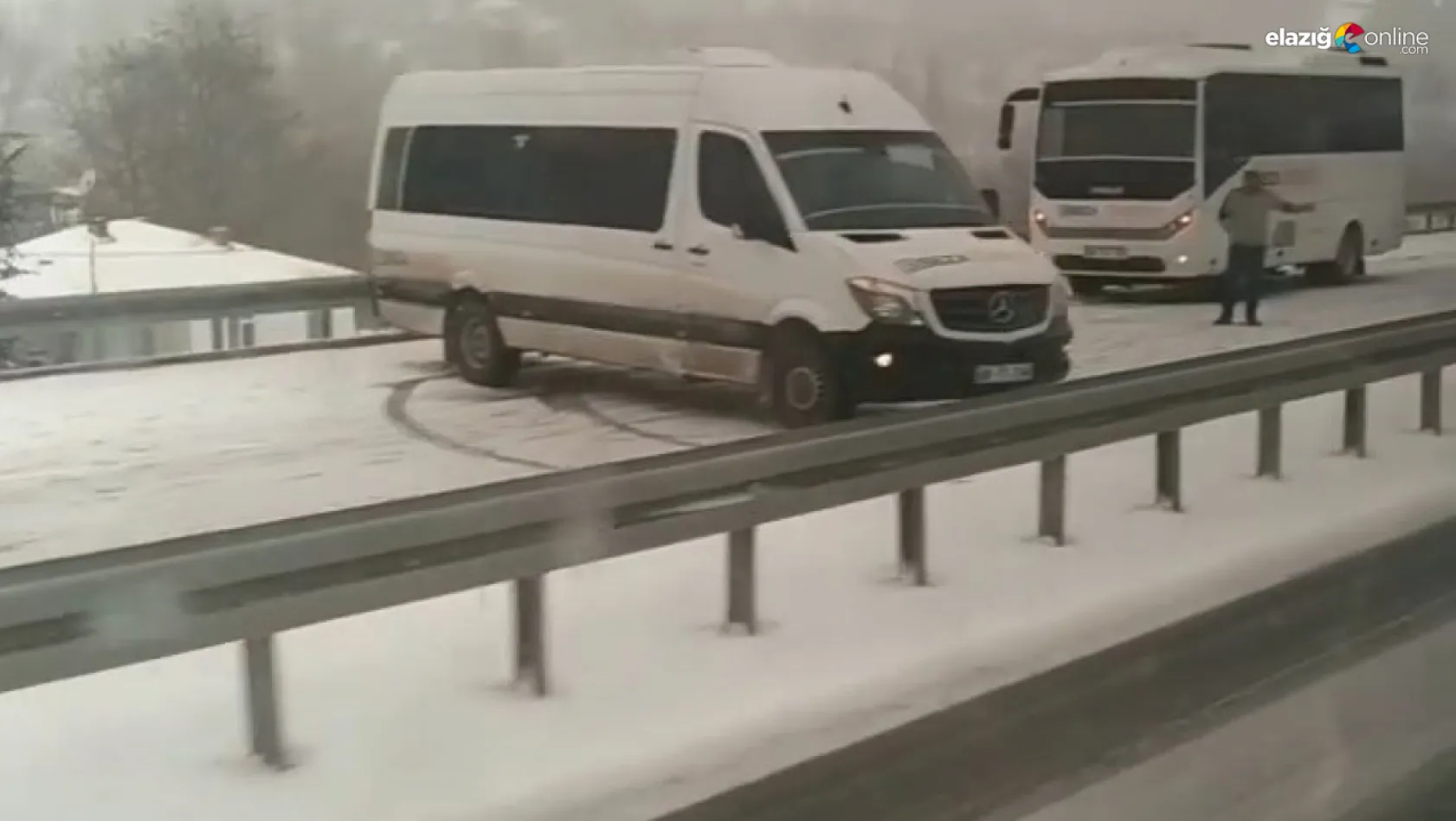 Kar yağışına hazırlıksız yakalanan sürücüler, yolda kaldı