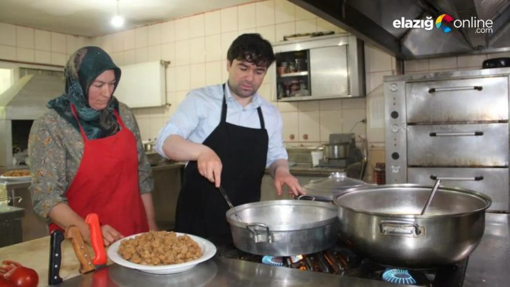 Kaymakam Türk Mutfağı Haftasında kolları sıvadı, kadınlarla birlikte mutfağa girdi