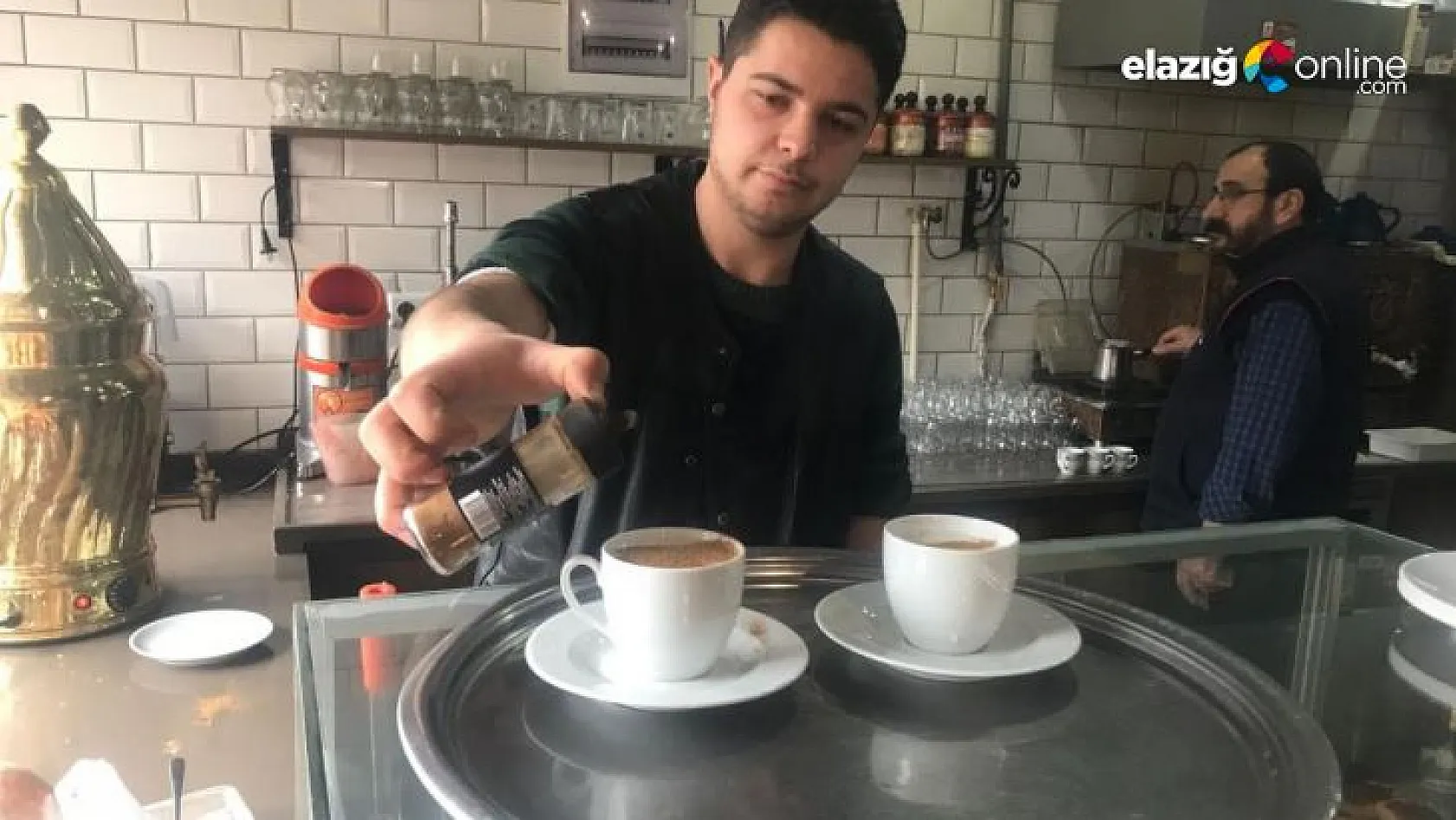 Soğuk kış günlerinde Elazığlı vatandaşların vazgeçilmez içeceği salep