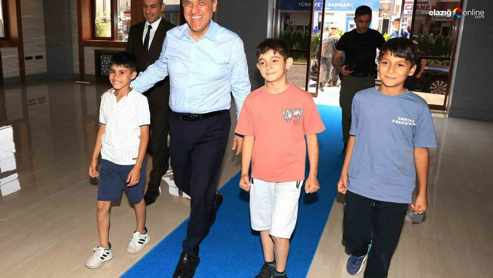 Bingöl Valisi Usta, çocukları makam arabasına aldı, makamında ağırladı