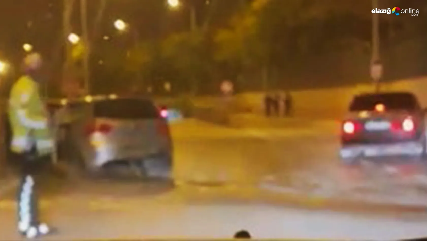 Elazığ'da trafik kazası! Aynı yönde giden iki araç çarpıştı