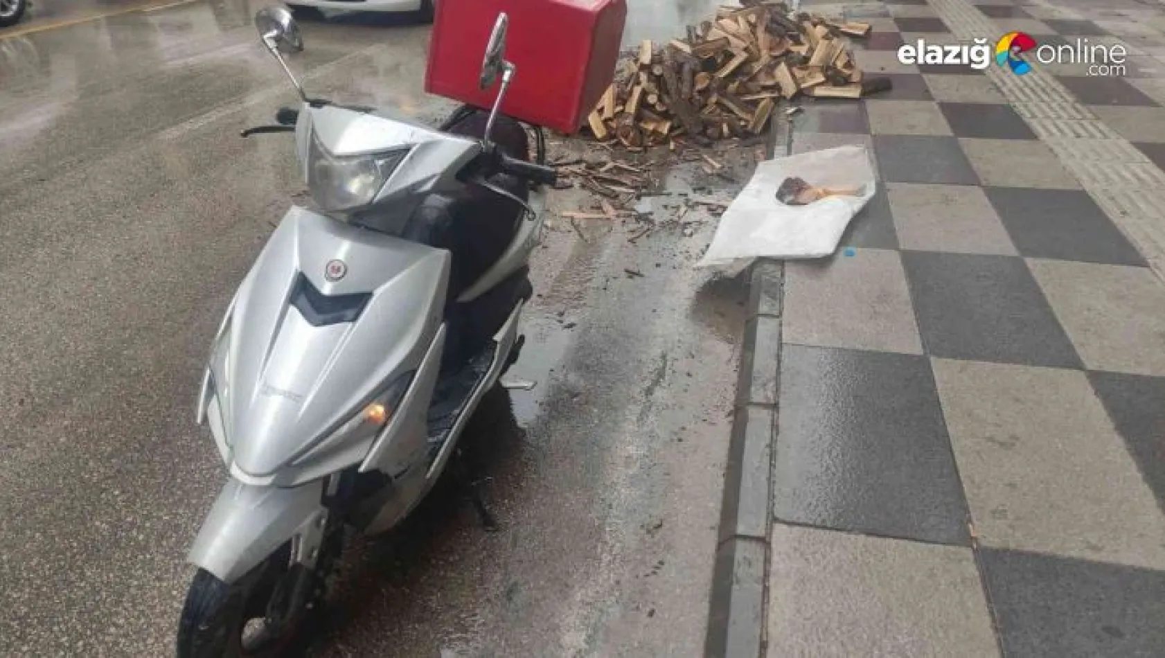 Odunlara çarpmamak için manevra yapan motosiklet devrildi