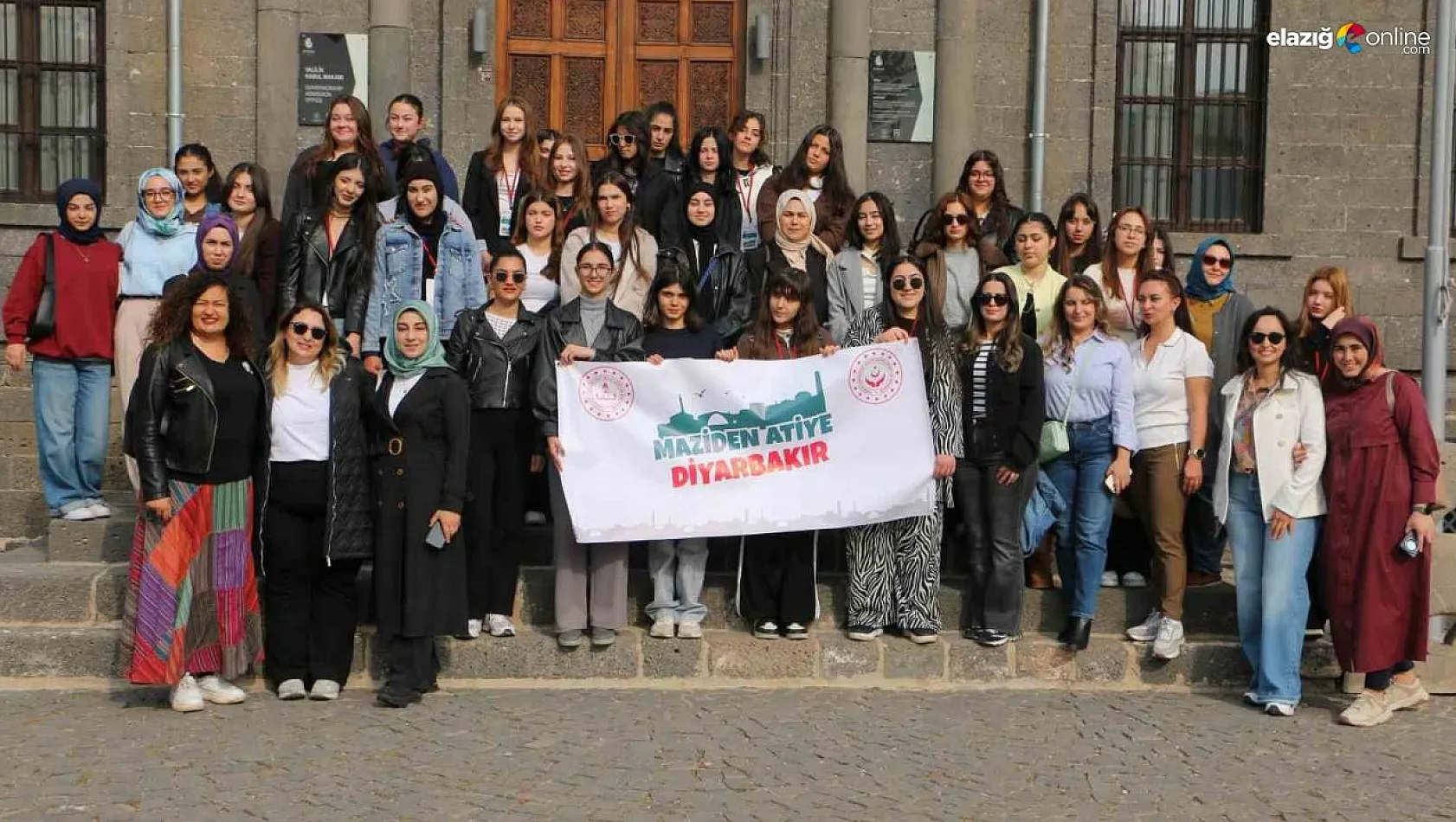 Şehit ve gazi kızları Diyarbakır'ın tarihi mekanlarını geziyor