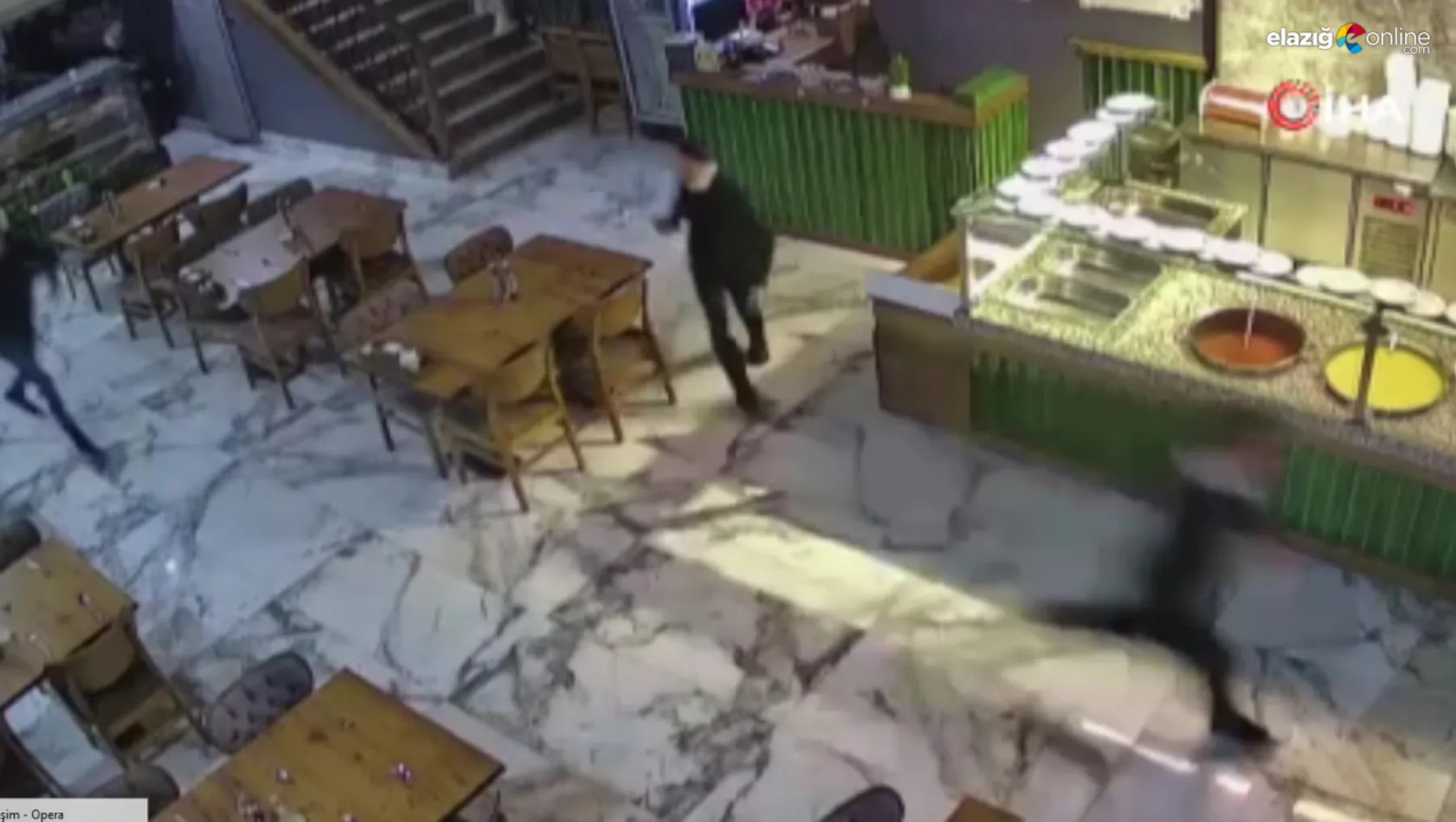 Deprem anı bir lokantanın güvenlik kameralarına saniye saniye yansıdı