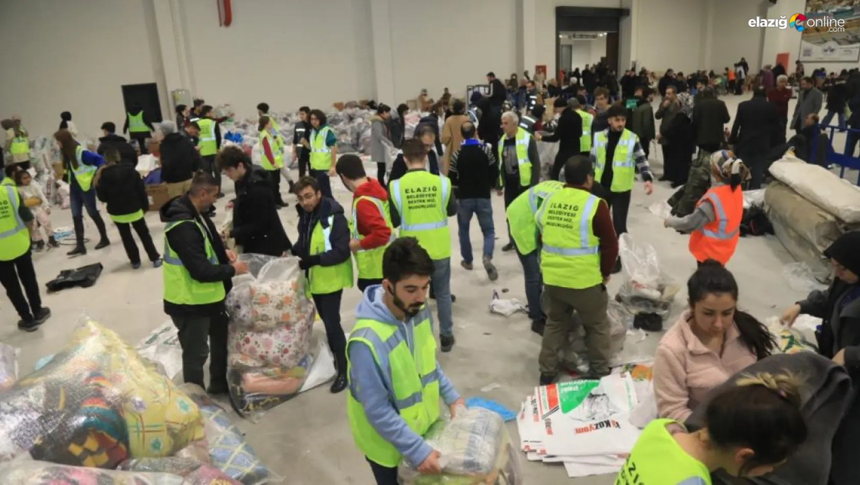 Elazığlı vatandaşlar depremzedelere yardım için adeta tek yürek oldu