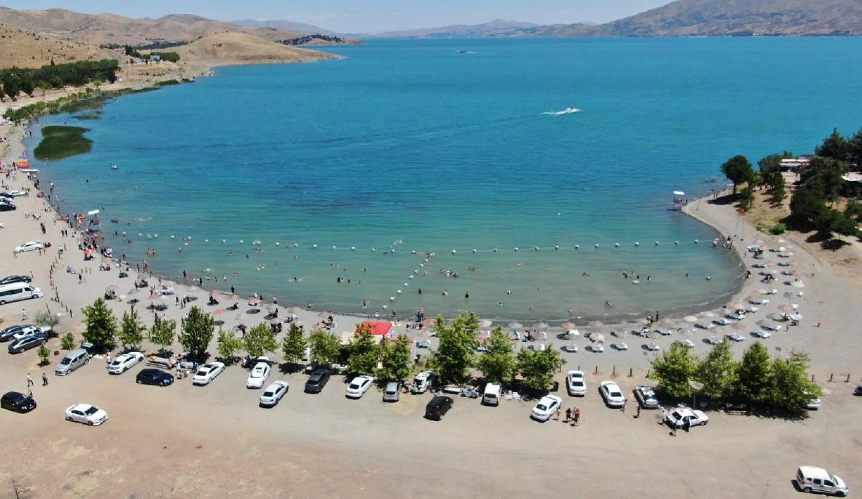 Diyarbakır'dan Mardin'e Binlerce Kişi Hazar Gölü'ne Koştu!