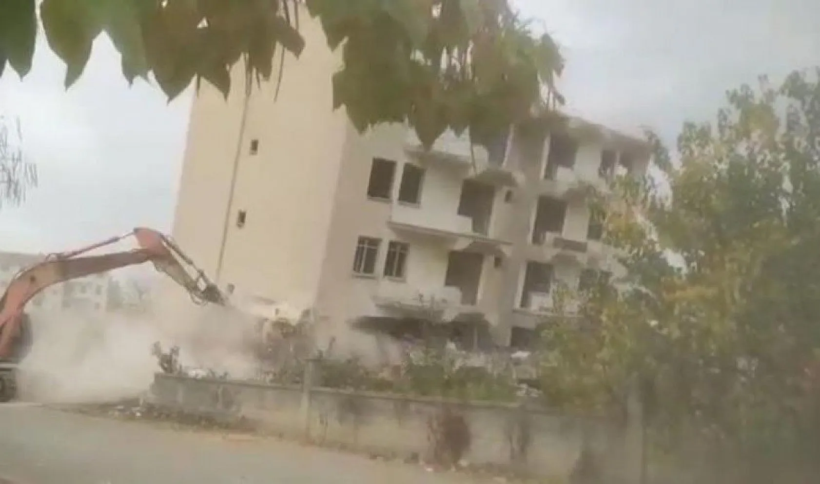 Deprem bölgesi Elazığ'da binalar böyle yıkıldı