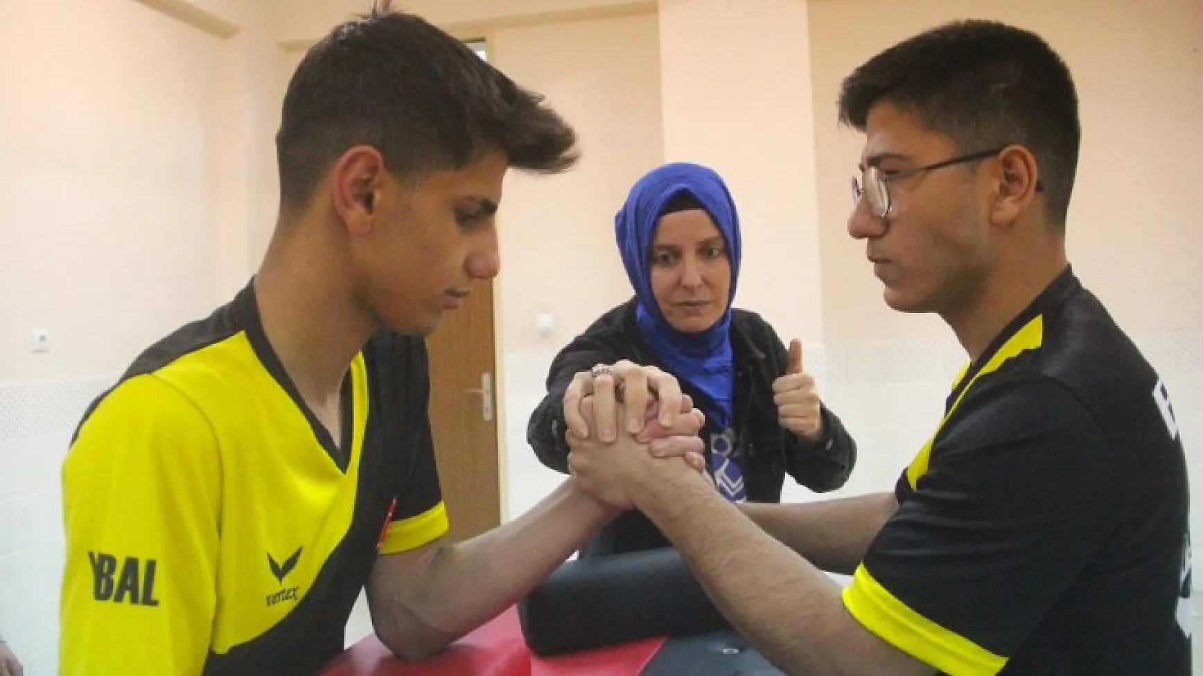 Dünya şampiyonu öğretmenlerini örnek alan öğrenciler başarıya koşuyor