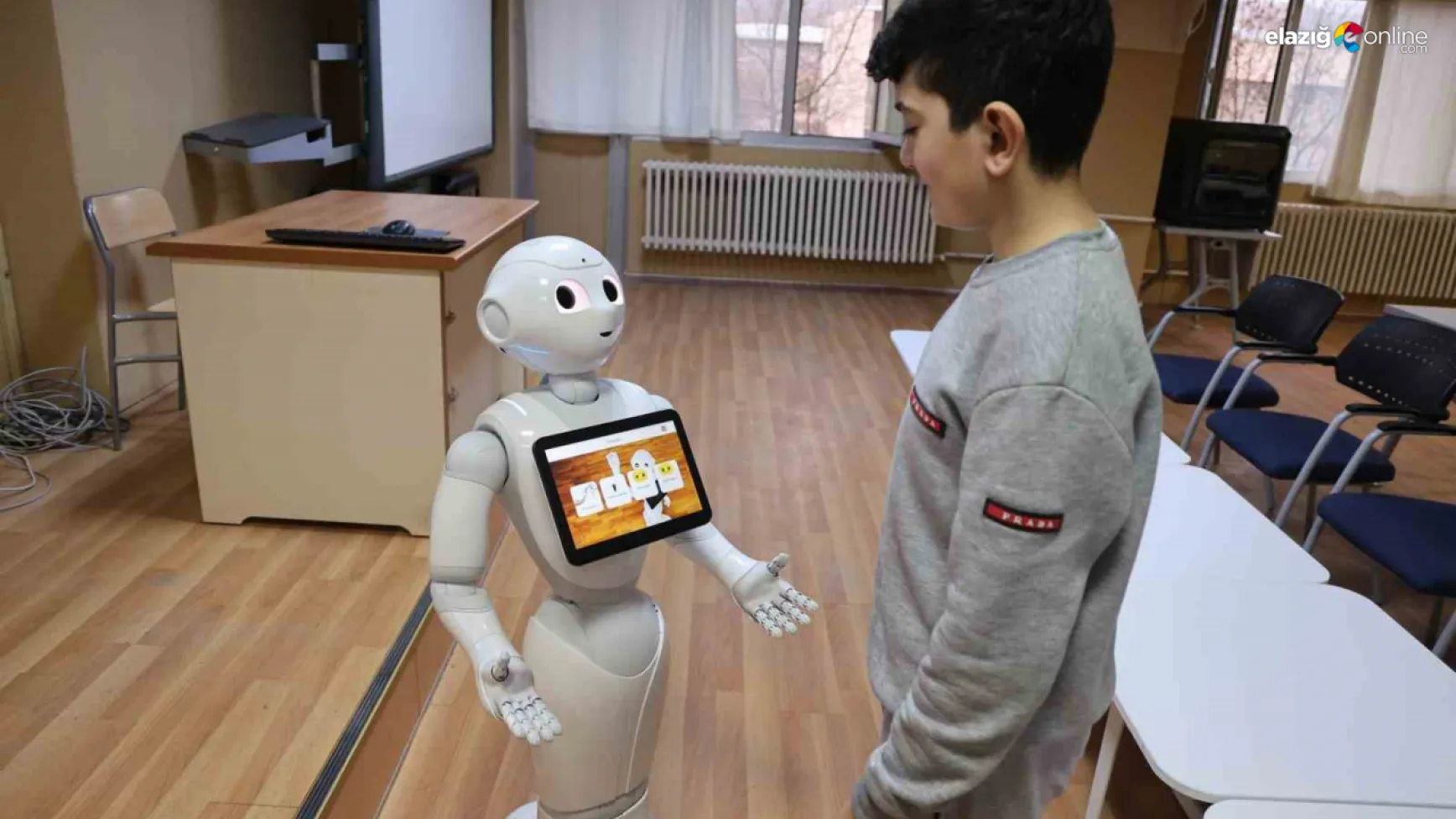 Otizmli çocuklara robot 'Pepper' desteği