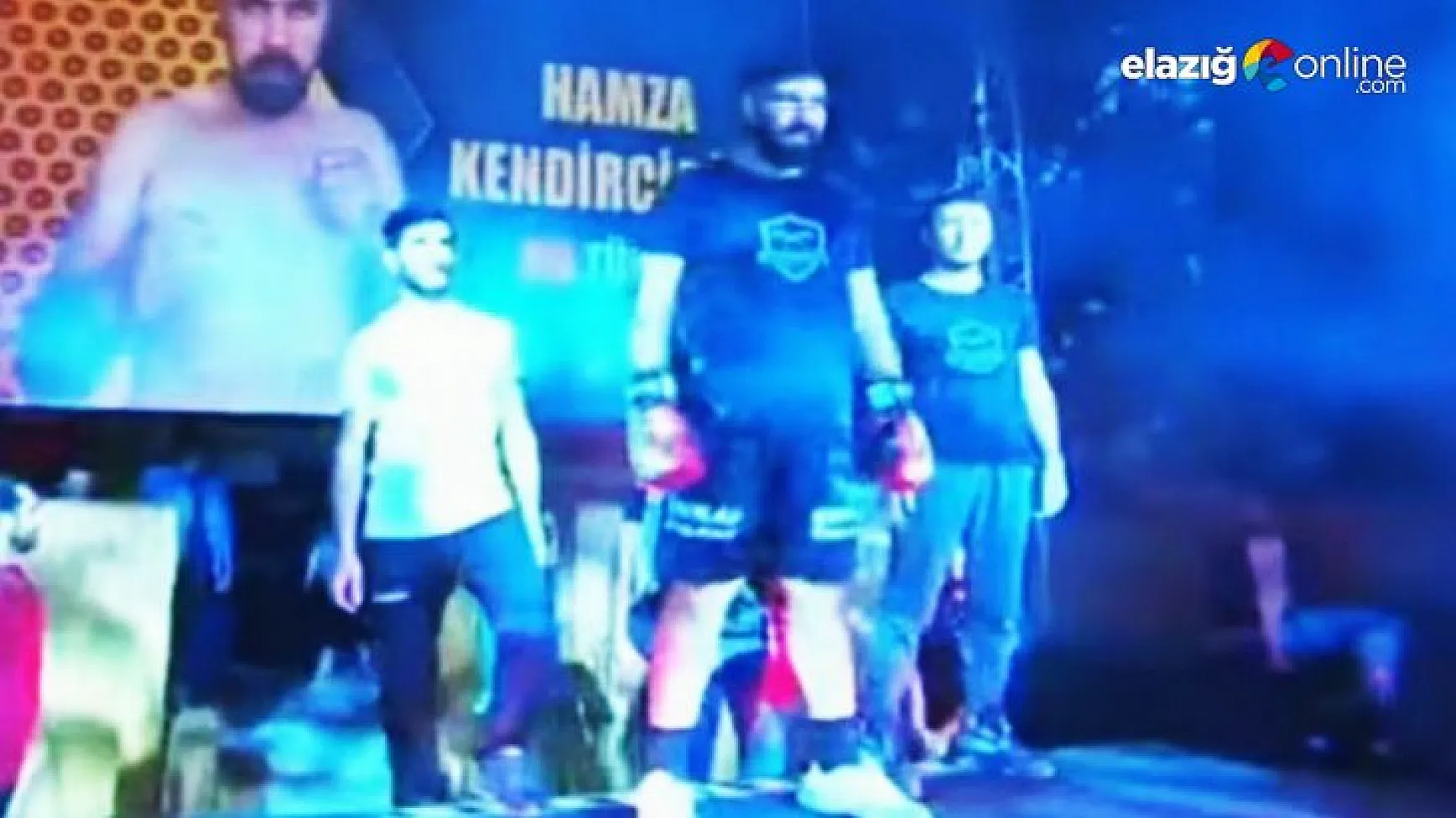 Ringe dik halay ve sekiz köşe şapkayla çıktı