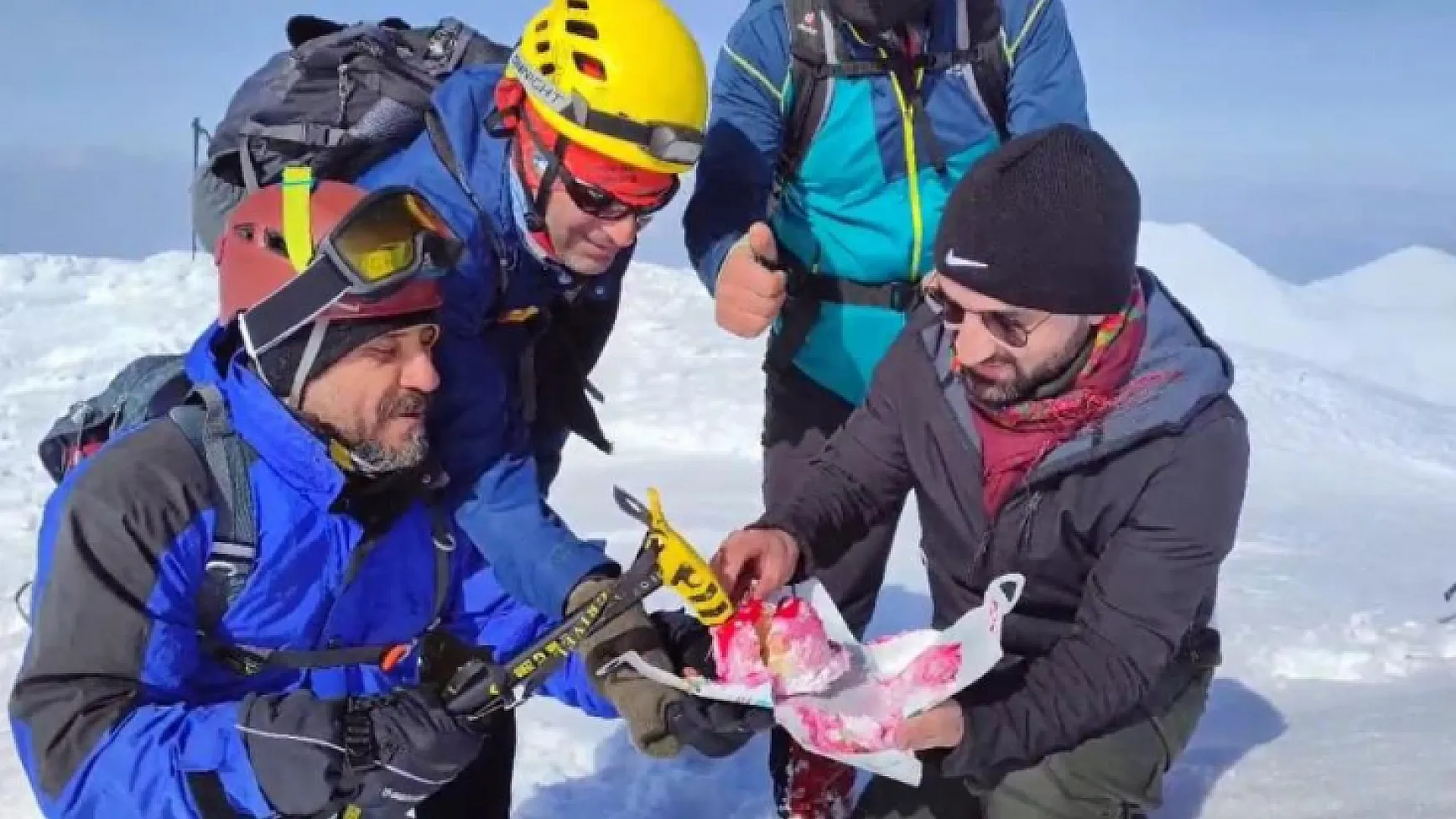 Zirvede sürpriz doğum günü