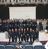 Elazığ'da Öğrencilerden Öğretmenlere Şiir ve Müzik Dinletisiyle Anlamlı Kutlama!