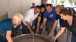 Tunceli'de düzenlenen etkinlikte vatandaşlara aşure dağıtıldı