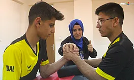 Dünya şampiyonu öğretmenlerini örnek alan öğrenciler başarıya koşuyor