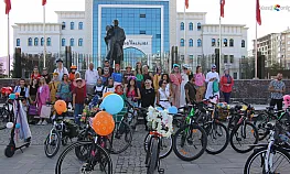'Süslü Kadınlar' Otomobilsiz Kentler Günü için pedal çevirdi