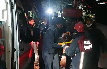 Enkazın altında bir kardeş eli!