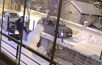 Önce tekmeledi, yıkılmayınca elleriyle devirdi