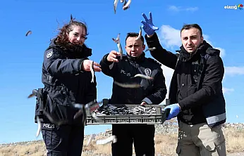 Dev dalgalara aldırmadılar: Sivrice İlçe Emniyetinden 'Tavşan Adası'na vefa seferi