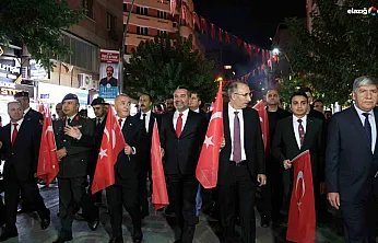 Elazığ'da Cumhuriyet Yürüyüşü: Binlerce Vatandaş Fener Alayında Buluştu