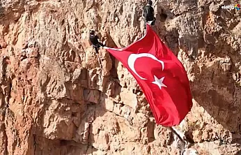 Elazığ'da 29 Ekim Coşkusu Zirvelerde! Dağcılardan Nefes Kesen Cumhuriyet Kutlaması