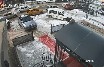 Yol değil adeta buz pisti! Kontrolden çıkan araç ortalığı birbirine kattı