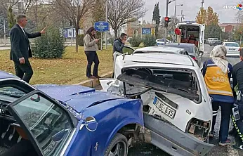 Kontrolünü kaybeden araç üç araca birden çarptı