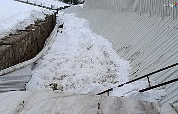 Elazığ'da kar yükü felaket getirdi: Ahır çöktü, üreticinin geçim kaynağı telef oldu