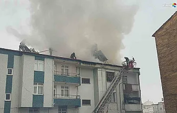 Elazığ'da iki katlı binanın çatısı cayır cayır yandı