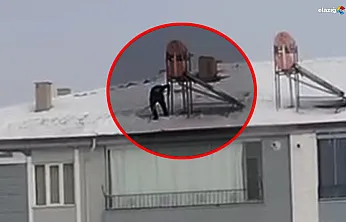 Elazığ'da çatıda tehlikeli kar mesaisi: Bir elinde kürek diğerinde Azrail