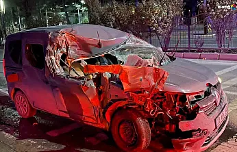 Belediye aracına çarpan sürücü yaralandı