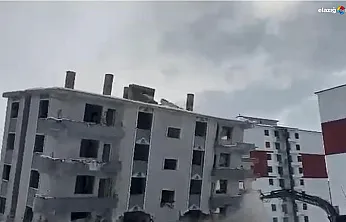 Elazığ'da depremin izleri siliniyor: Ağır hasarlı apartman kağıt gibi çöktü