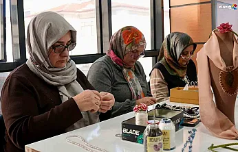 Elazığlı kadınların elinde 'iğne oyası' yeniden hayat buluyor