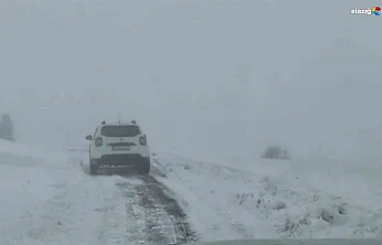 Elazığ'da kar yağışında mahsur kalan araç kurtarıldı!